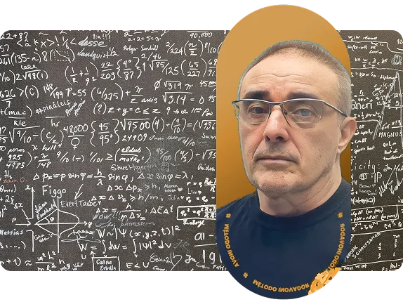 Prof. Regis Cortês em frente a uma lousa com fórmulas de matemática